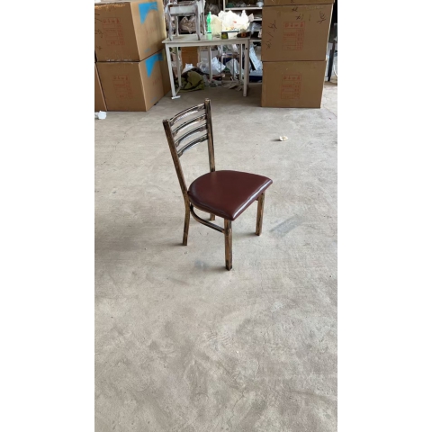 夢(mèng)鑫酒店餐飲家具 專(zhuān)業(yè)出鐵藝餐桌椅，一兩百款爆款鐵藝餐椅實(shí)力供應(yīng)！有需要的聯(lián)系我大量現(xiàn)貨供應(yīng)皮革架子顏色都可以定制